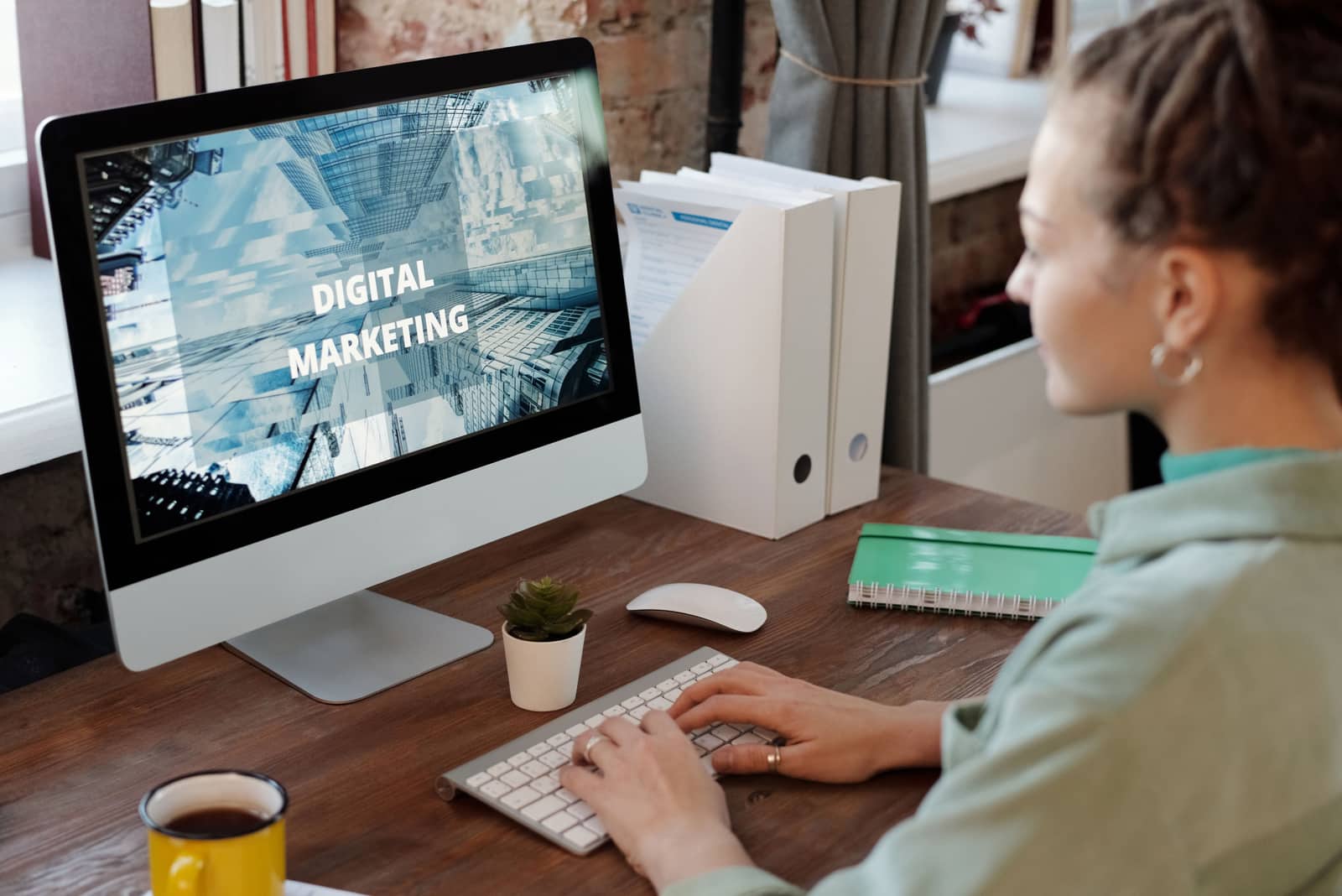 Persona gestionando su marketing digital